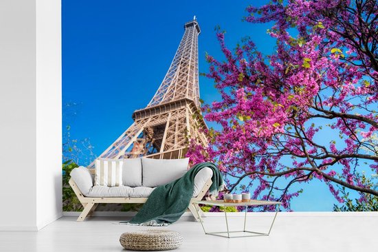 Papier peint photo en vinyle - La Tour Eiffel avec un arbre rose unique qui donne à l'image un effet coloré largeur 390 cm x hauteur 260 cm - Tirage photo sur papier peint (disponible en 7 tailles)