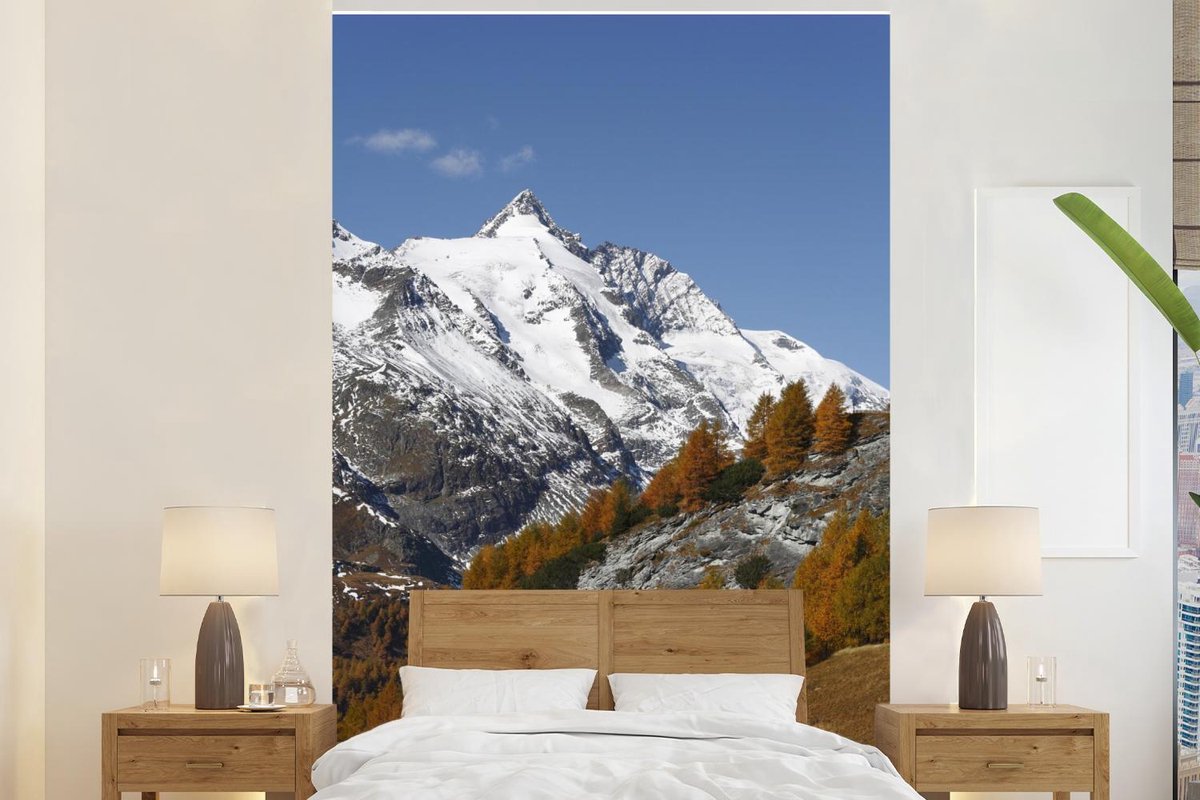 Behang - Fotobehang De hoogste berg tijdens de herfst in het Park Hohe Tauern in Oostenrijk - Breedte 180 cm x hoogte 280 cm