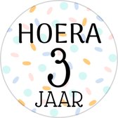 20 x Hoera 3 Jaar Stickers - Stickervel - Cadeausticker - Wensetiket - Rond 40 mm - Sluitsticker - 20 stuks - Wit Pastel Groen Geel Roze Groen Blauw Paars Confetti - Sticker 3e Ver