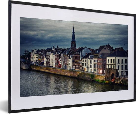 Skyline van de huizen in Maastricht fotolijst zwart met witte passe-partout 60x40 cm - Foto print in lijst