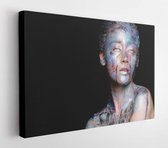 Portret van een vrouw met kleurrijke verfstroken op het gezicht. Helder blauwe ogen. Advertentieruimte - Modern Art Canvas - Horizontaal - 500796289 - 80*60 Horizontal