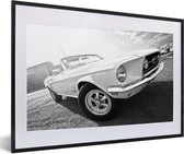 Fotolijst incl. Poster Zwart Wit- Vintage Ford Mustang op straat in Berlijn - zwart wit - 60x40 cm - Posterlijst - Kerstversiering - Kerstdecoratie voor binnen - Kerstmis