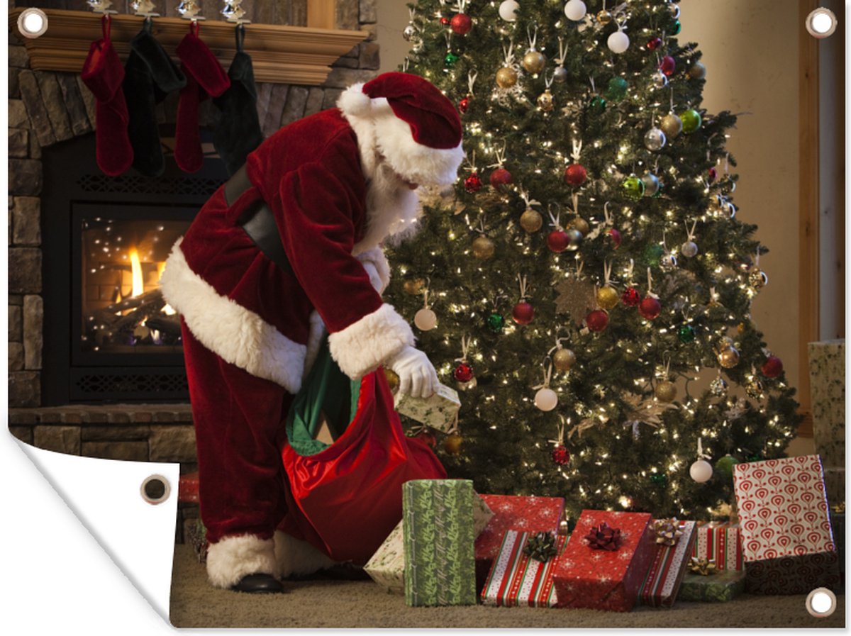 Kerstman plaatst cadeautjes onder kerstboom op 160x120 cm tuindoek buitenposter.