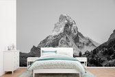 Behang - Fotobehang De Matterhorn in Zwitserland bij zonsopkomst - zwart wit - Breedte 420 cm x hoogte 280 cm