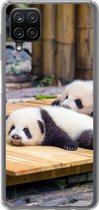 Geschikt voor Samsung Galaxy A12 hoesje - Panda's - Vloer - Hout - Siliconen Telefoonhoesje