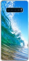 Geschikt voor Samsung Galaxy S10 Lite hoesje - Een close-up van een golf die breekt voor de kust van Hawaii - Siliconen Telefoonhoesje