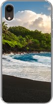 Geschikt voor iPhone XR hoesje - Een zwart zandstrand van Hawaii - Siliconen Telefoonhoesje
