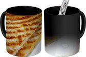 Magische Mok - Foto op Warmte Mok - Geroosterde kaas tosti op wit bord - 350 ML
