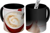 Magische Mok - Foto op Warmte Mok - De vrouwelijke handen zijn gevouwen om het kopje cappuccino - 350 ML