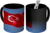 Magische Mok - Foto op Warmte Mok - Een Turkse vlag in de blauwe lucht - 350 ML