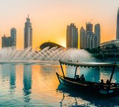 Toeristische boot voorbij prachtige fonteinen in Dubai - Fotobehang (in banen) - 450 x 260 cm