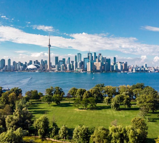 Foto: Indrukwekkende meer van ontario voor de skyline van toronto fotobehang in banen 250 x 260 cm