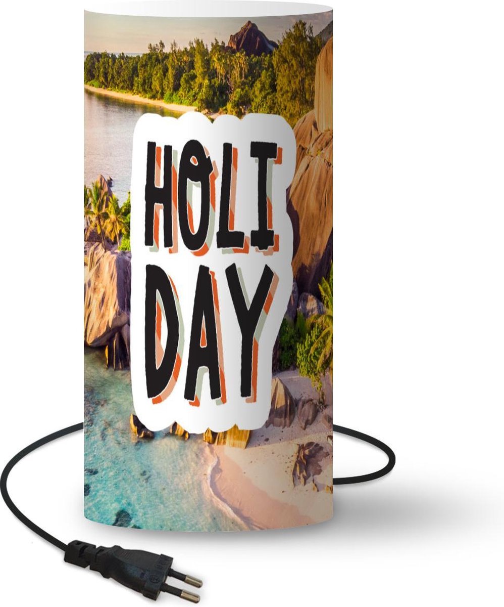Lamp - Nachtlampje - Tafellamp slaapkamer - Eiland - Vakantie - Spreuk - Zomer - 54 cm hoog - Ø24.8 cm - Inclusief LED lamp