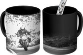 Magische Mok - Foto op Warmte Mok - Snelle motor tussen de groene bomen - zwart wit - 350 ML