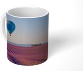 Mok - Hete luchtballon vliegt over een lavendelveld - 350 ML - Beker