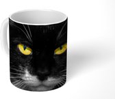 Mok - Zwart-wit foto van de kop van een zwarte kat met gele ogen - 350 ML - Beker