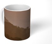 Mok - De zonsondergang steekt boven de bergen van het nationaal park Phu Hin Rong Kla - 350 ML - Beker