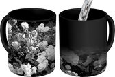 Magische Mok - Foto op Warmte Mok - Witte rozen in de tuin - zwart wit - 350 ML