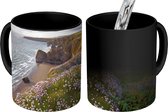 Magische Mok - Foto op Warmte Mok - Een luchtfoto van gekleurde bloemen langs de kust van Cornwall - 350 ML
