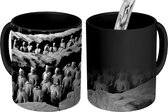 Magische Mok - Foto op Warmte Mok - Het Aziatische Terracotta leger van Qin Shi Huangdi in China - zwart wit - 350 ML