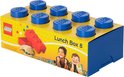 Blauwe LEGO lunchbox 'Lunch Box 8' met gele opdruk, in de vorm van een steen met 8 noppen.