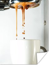 Koffie stroomt uit het koffiezetapparaat in de kop koffie poster 30x40 cm - klein - Foto print op Poster (wanddecoratie woonkamer / slaapkamer)