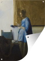 Tuinschilderij Brieflezende vrouw in het blauw - Johannes Vermeer - 60x80 cm - Tuinposter - Tuindoek - Buitenposter