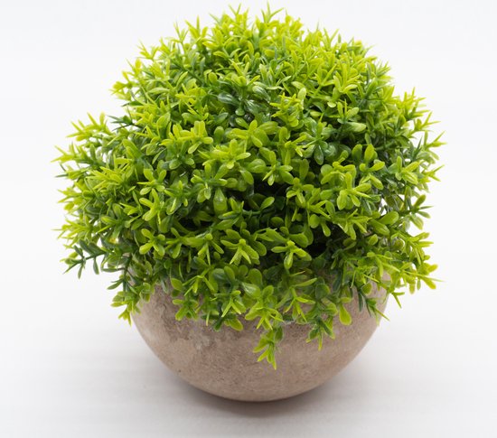 Plante artificielle verte aux petites feuilles denses dans un pot rond gris.