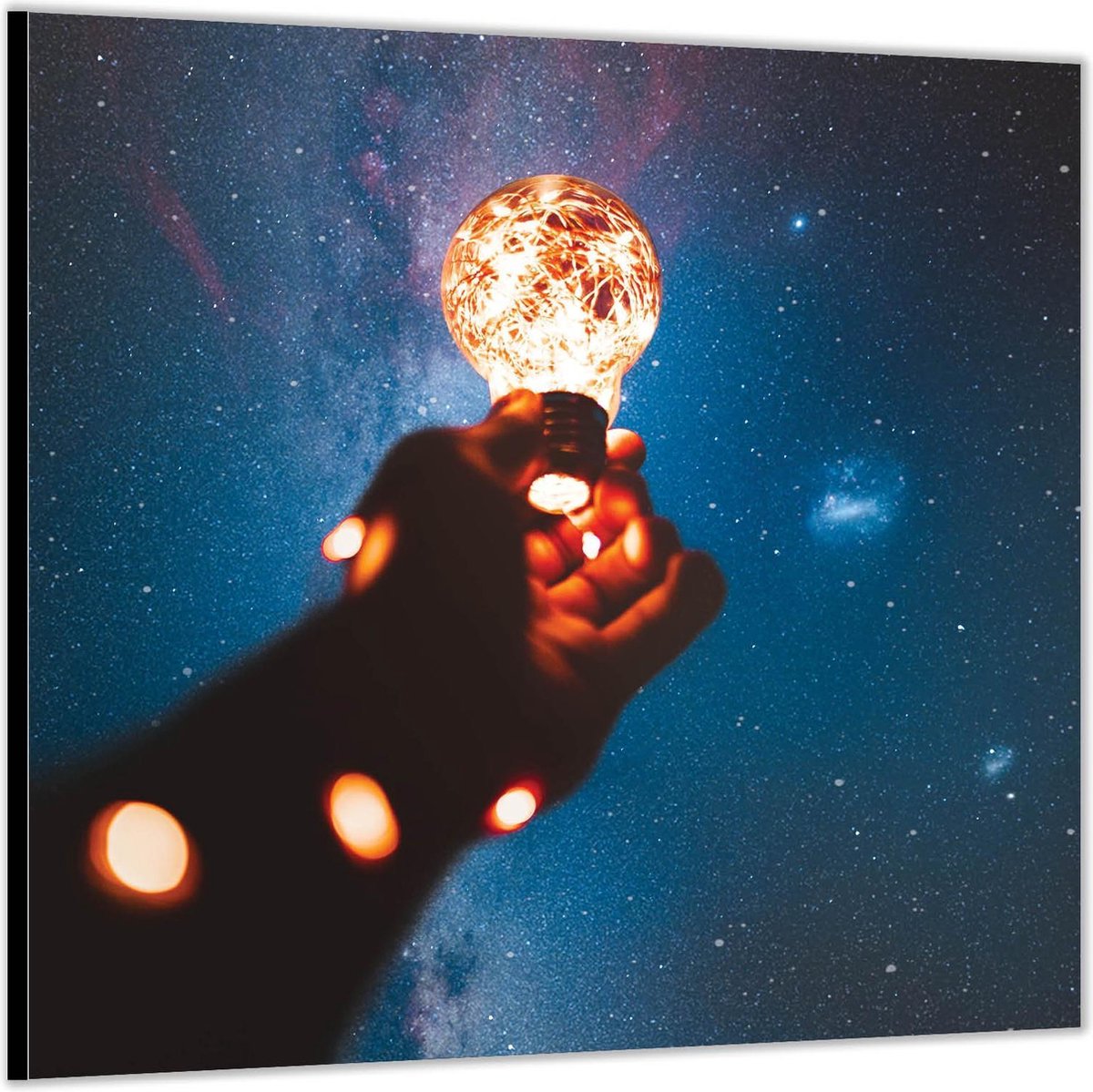 Dibond –Gloeilampje onder Sterrenstelsel-50x50 Foto op Aluminium (Met ophang)