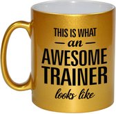This is what an awesome trainer looks like tekst cadeau mok / beker - goud - 330 ml - Trainer / coach kado