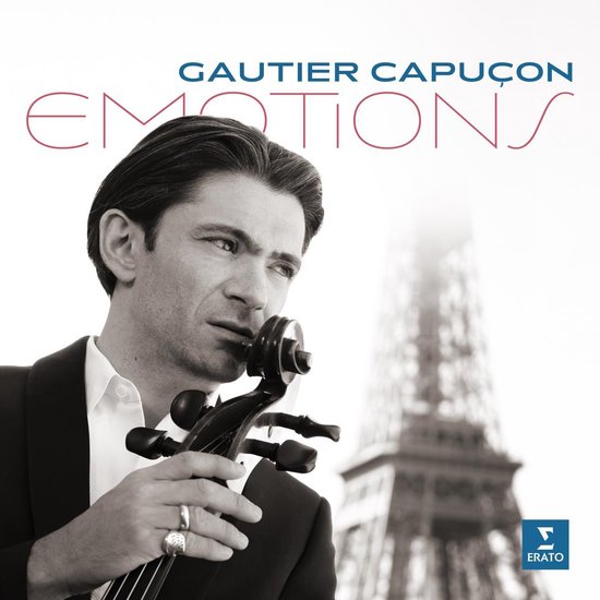 Gautier Capuçon met de Eiffeltoren op de achtergrond.