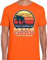 Miami zomer t-shirt / shirt What happens in Miami stays in Miami voor heren - oranje - Miami party / vakantie outfit / kleding/ feest shirt S