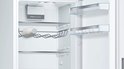 Interieur van koelkast met PowerVentilation, flessenrek, eierrek en een melkfles.