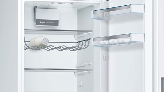 Interieur van koelkast met PowerVentilation, flessenrek, eierrek en een melkfles.
