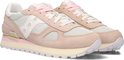 Paar beige Saucony sneakers met roze veters, witte en roze details.
