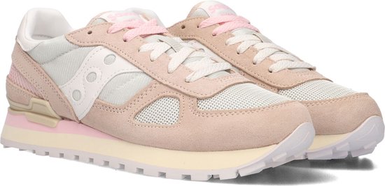 Paar beige Saucony sneakers met roze veters, witte en roze details.