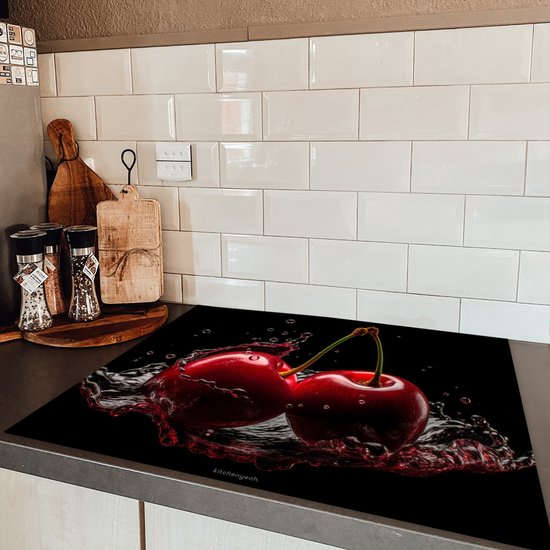 KitchenYeah® Inductie beschermer 80x55 cm - Kersen - Fruit - Water - Kookplaataccessoires - Afdekplaat voor kookplaat - Inductieplaat mat - Afdekmat voor inductiekookplaat - Keuken decoratie