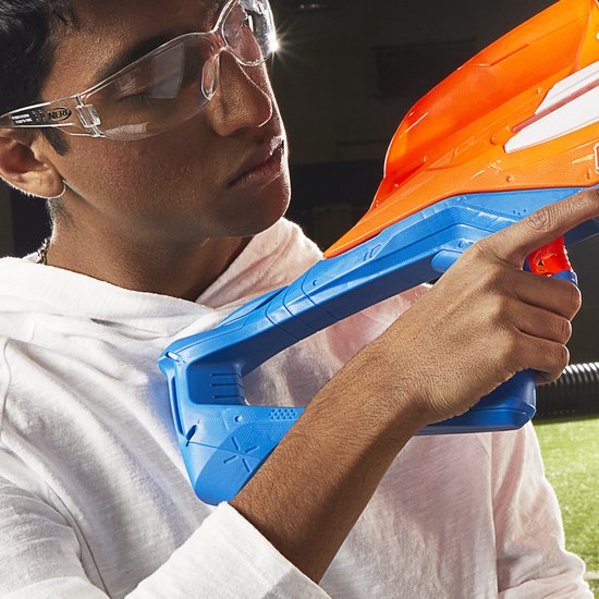Jongen met veiligheidsbril houdt een oranje en blauwe Nerf N-Series Pinpoint blaster vast.