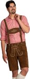 Homme portant une chemise à carreaux rouge et blanc et une culotte de leder brune avec bretelles et détails brodés.