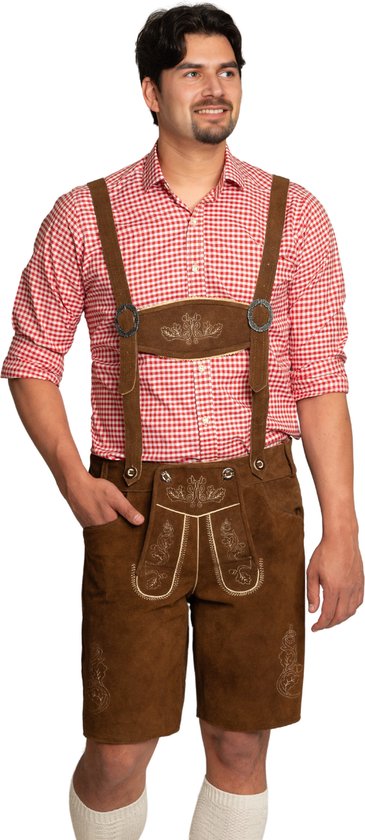 Homme portant une chemise à carreaux rouge et blanc et une culotte de leder brune avec bretelles et détails brodés.