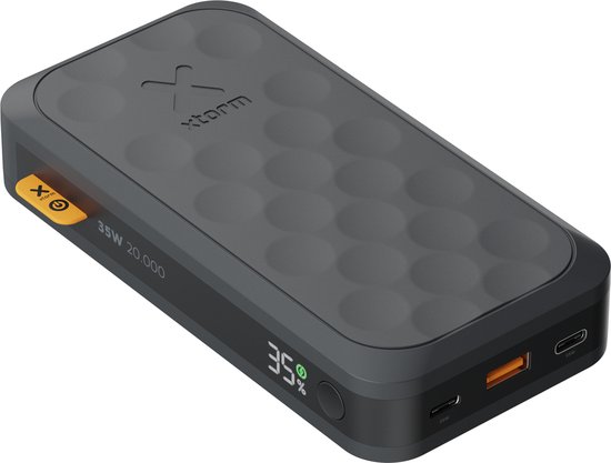 Donkergrijs powerbank met Xsorm logo, reliëfpatroon, 35W 20.000 mAh en digitaal display.