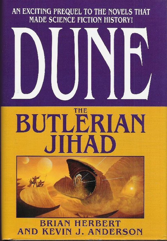 Boekomslag voor 'Dune: The Butlerian Jihad' met een paarse en gele achtergrond. Centraal staat een zandworm met een mechanisch oog, met kleine figuren op kamelen in de woestijn.