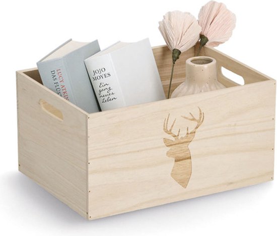 Houten opbergkist met gestempeld hertenhoofd, gevuld met twee boeken en decoratieve bloemen.