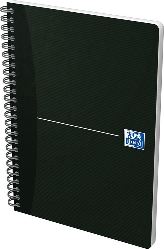 Zwart Oxford spiraalnotitieboek met deksel met fijne horizontale lijntjes, een witte horizontale streep en het Oxford-logo.