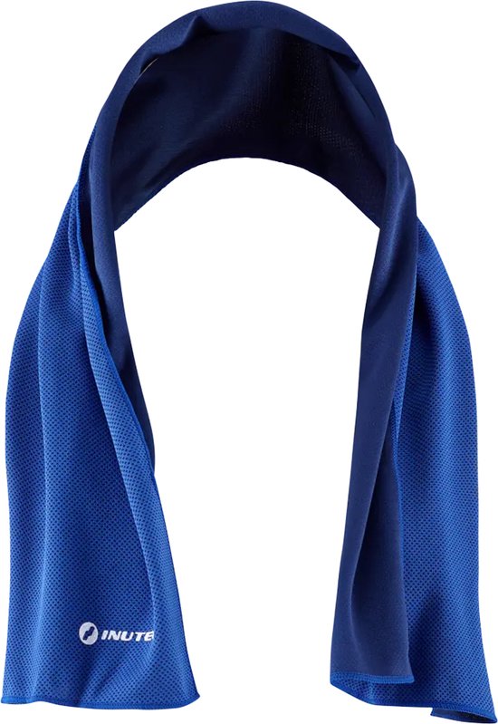 Donkerblauwe INUTEQ body cooling towel met mesh structuur, deels omhoog gevouwen.