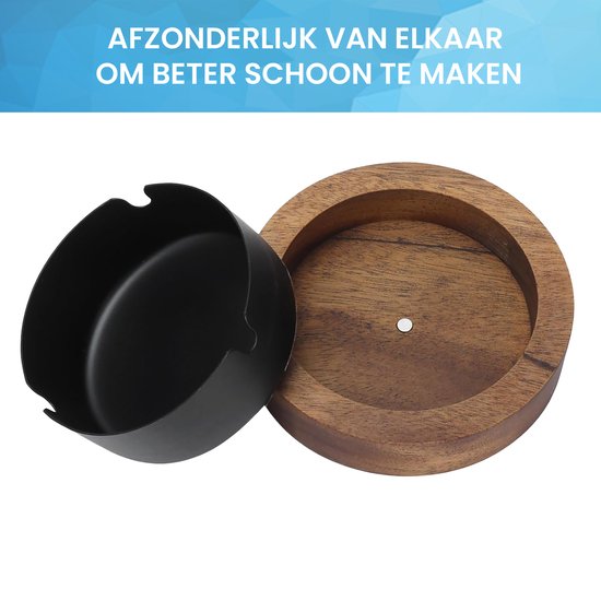 Zwarte metalen asbak los van zijn houten basis voor reiniging.
