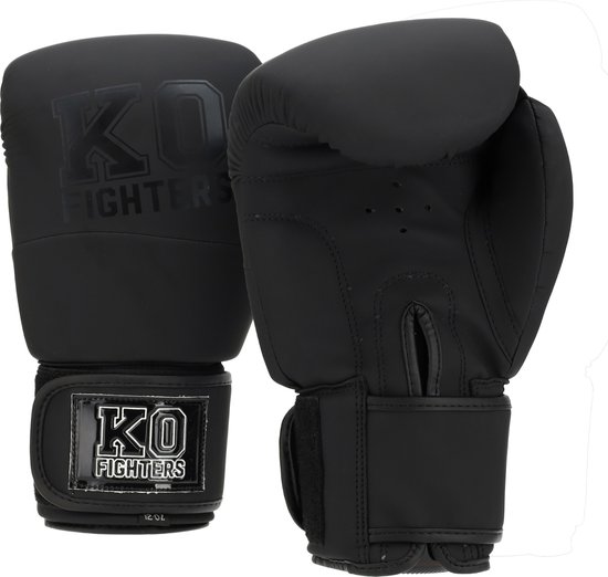 Zwarte bokshandschoen, met glimmend logo 'KO FIGHTERS' en perforaties aan de zijkant.