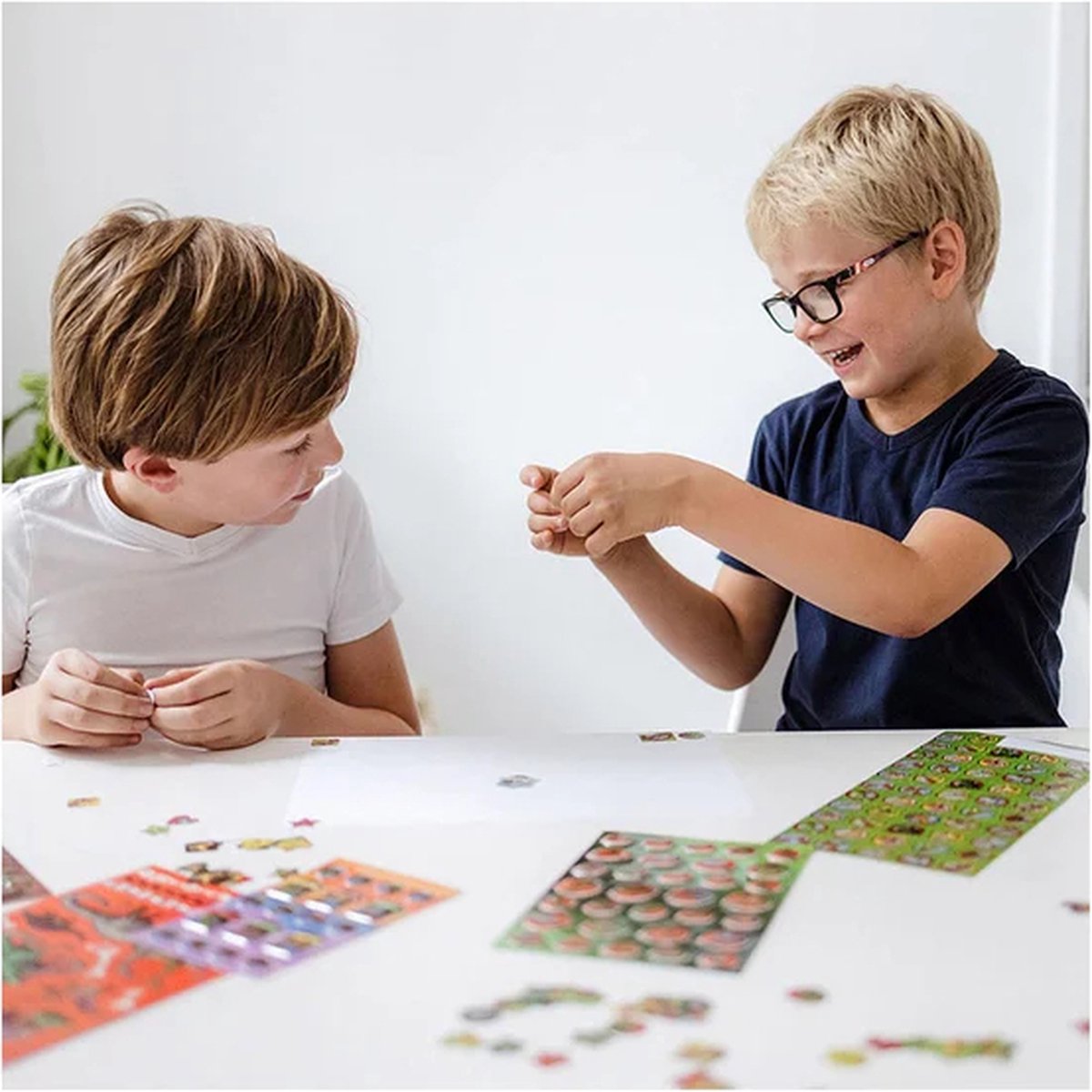 Totum Dino stickers Totum XL super sticker set dinosaurus - speelgoed junior jongens en meisjes vanaf 3 jaar - knutselen 8 vellen incl. metallic en 3D stickers - 38 x 36 cm - — afbeelding 12