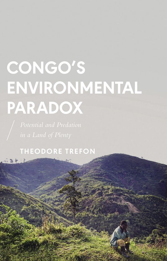 Boekcover 'Congo's Environmental Paradox' met een man in een heuvelachtig landschap.