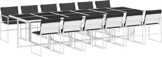 Witte diningset met lange tafel met zwart blad, 8 stoelen en 2 banken met zwarte kussens.